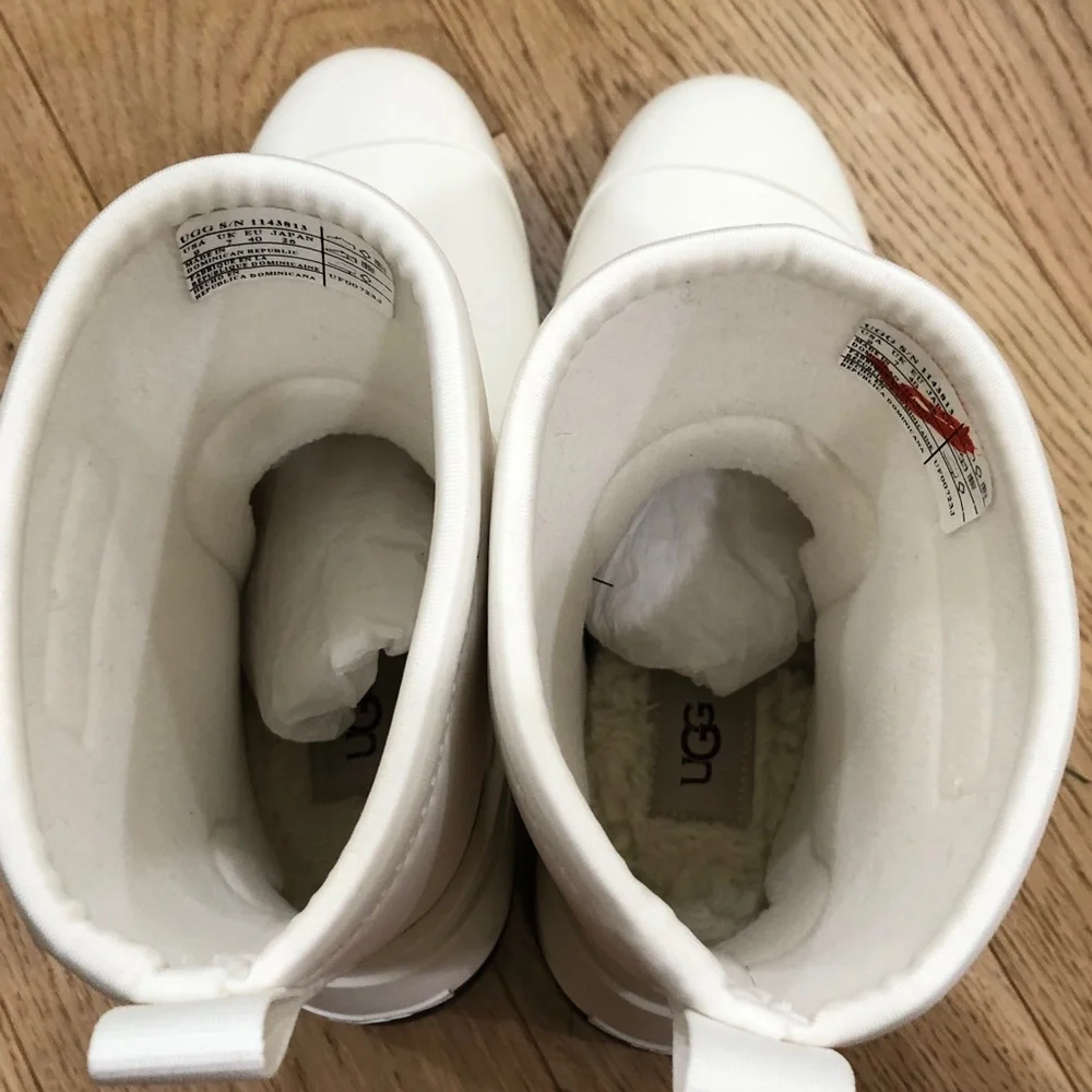 NIB UGG Droplet Mid Rain Boots Size 9 White